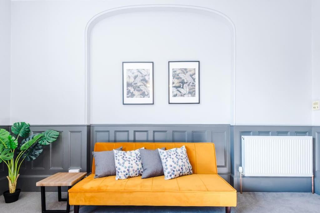Supersized Studio In Chester Extérieur photo