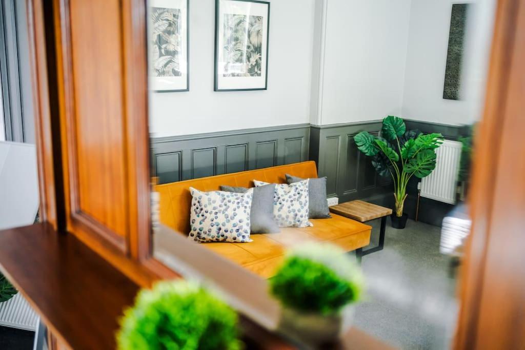 Supersized Studio In Chester Extérieur photo